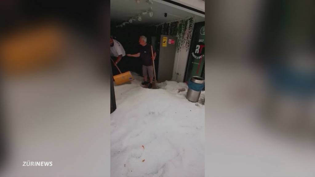 Schneepflüge im August: Reutlingen bei Stuttgart versinkt im Hagel