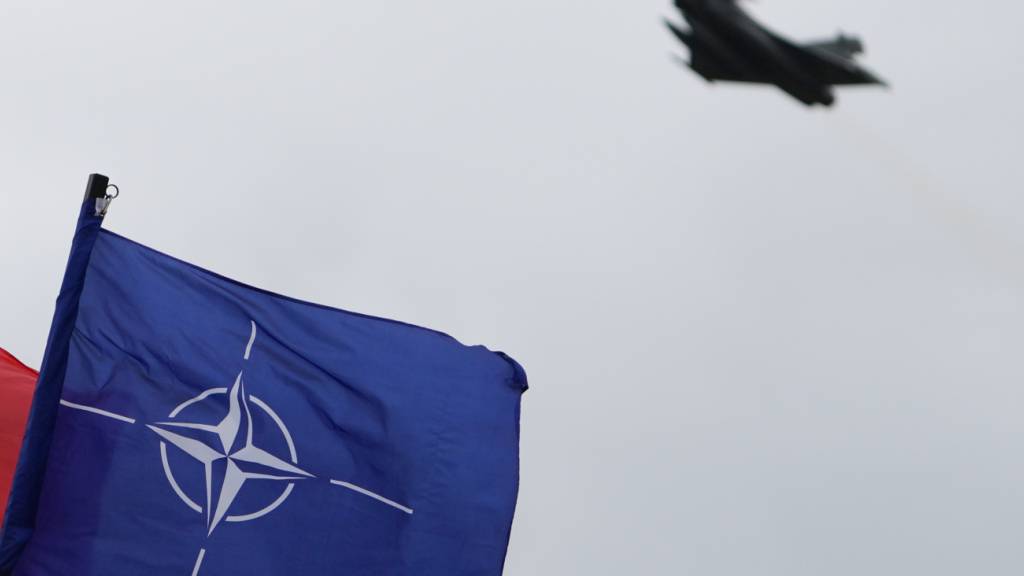 Eine wehende Nato-Flagge. Foto: Marcus Brandt/dpa