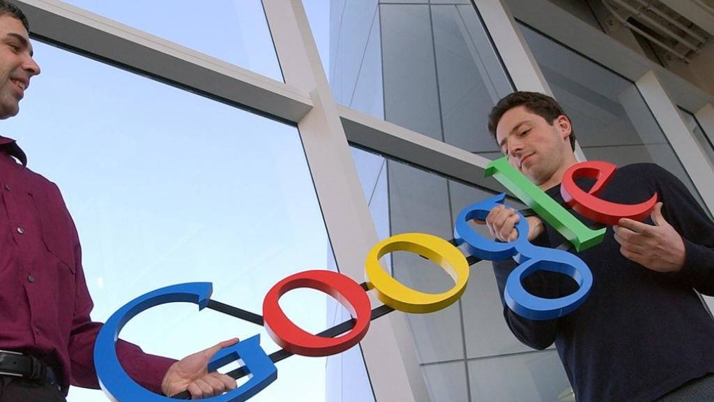 Altes Bild - neue Unternehmensstruktur: Google-Chef Larry Page (links) kündigt Holding-Gründung an (Archivbild)
