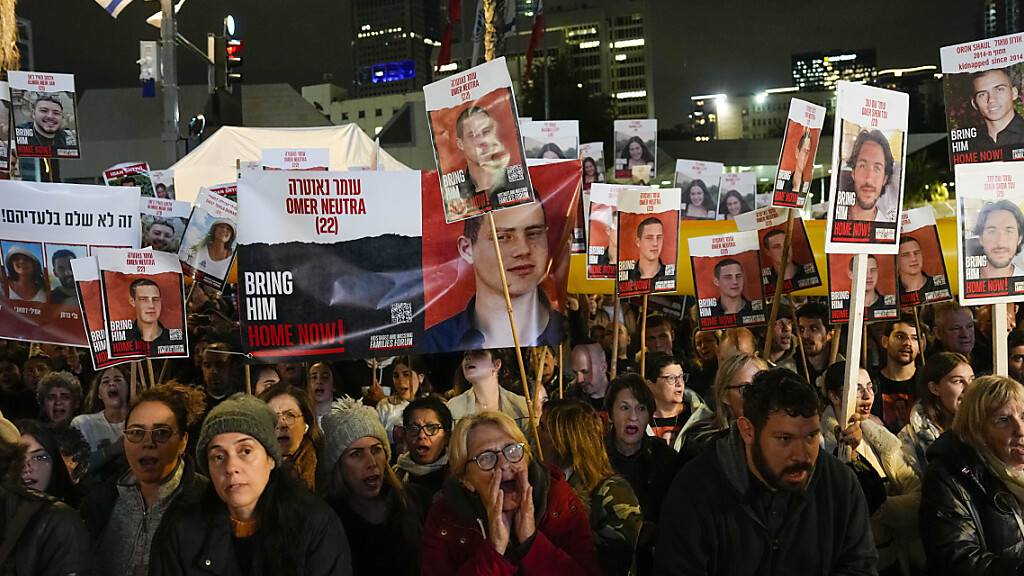 Menschen nehmen an einer Demonstration für die Freilassung der Geiseln teil, die während des Angriffs am 7. Oktober von Hamas-Kämpfern im Gazastreifen entführt wurden. Foto: Ariel Schalit/AP