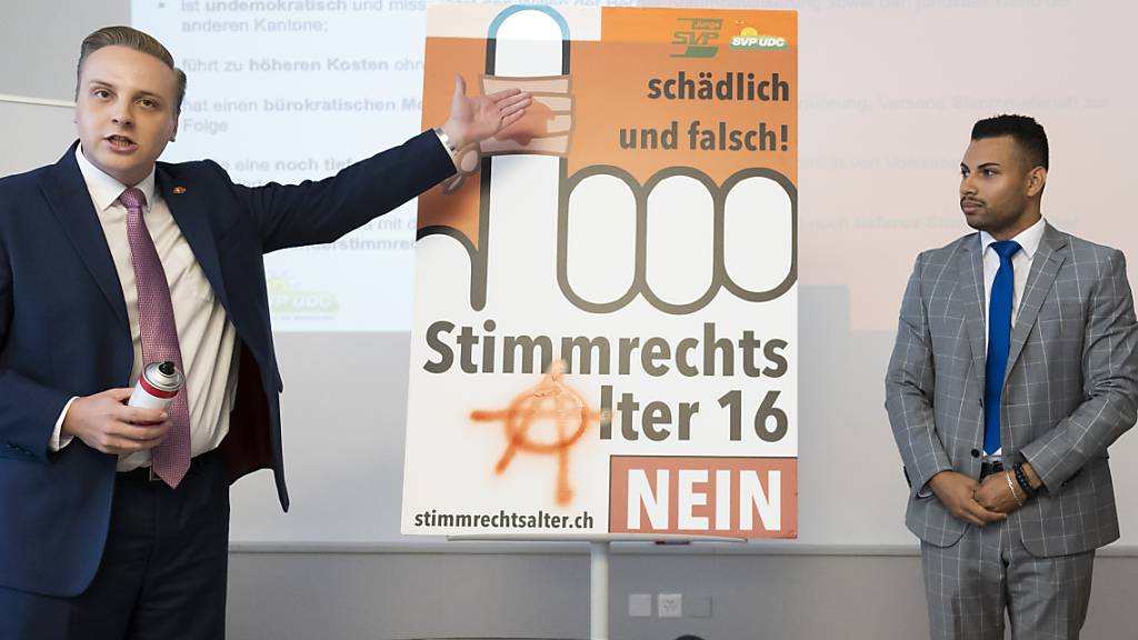 Die beiden Co-Präsidenten der Jungen SVP Kanton Bern, Nils Fiechter  und Adrian Spahr, weibelten vergangenes Jahr gegen eine Senkung des Stimmrechtsalters von 18 auf 16 Jahre. (Archivbild)