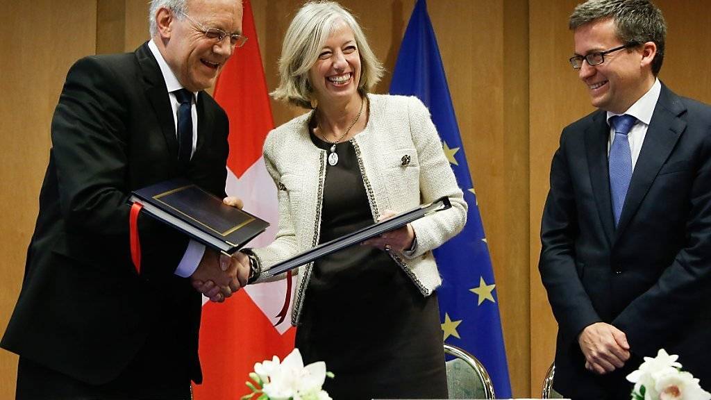 Bundespräsident Johann Schneider-Ammann (links) unterzeichnet 2014 die Teilassoziierung an Horizon 2020. Ob die Schweiz wieder als Vollmitglied teilnehmen kann, ist nicht sicher. Die dafür nötige Ratifizierung des Kroatien-Protokolls könnte sich hinziehen.