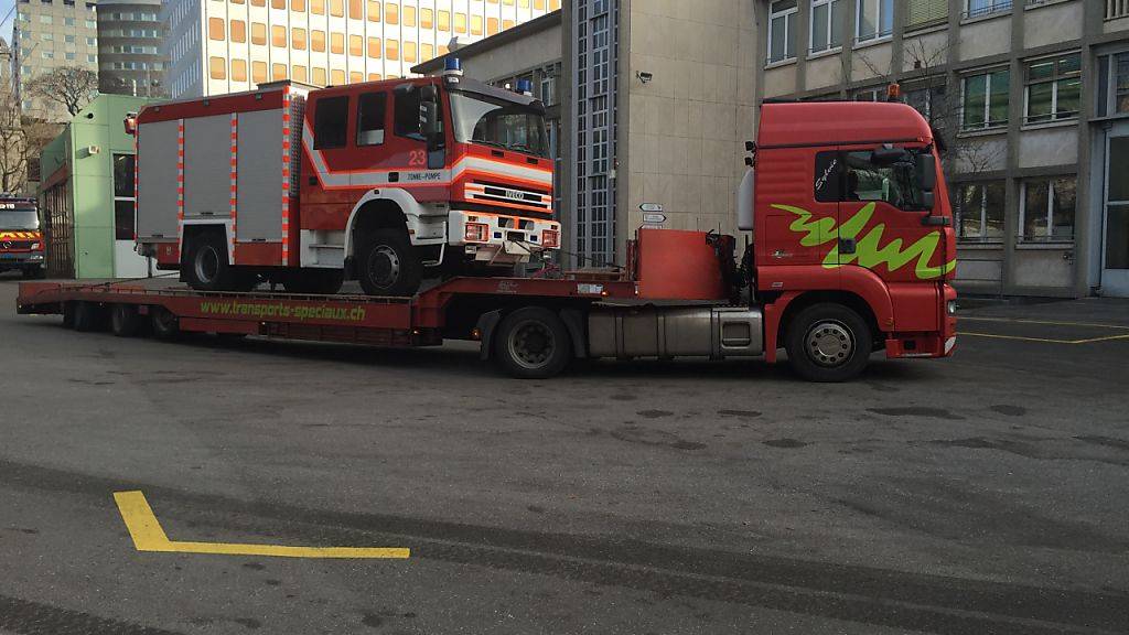Das Tanklöschfahrzeug wird in der Feuerwehrkaserne Lausanne abgeholt. Ziel der Reise ist die chilenische Hafenstadt Valparaiso.