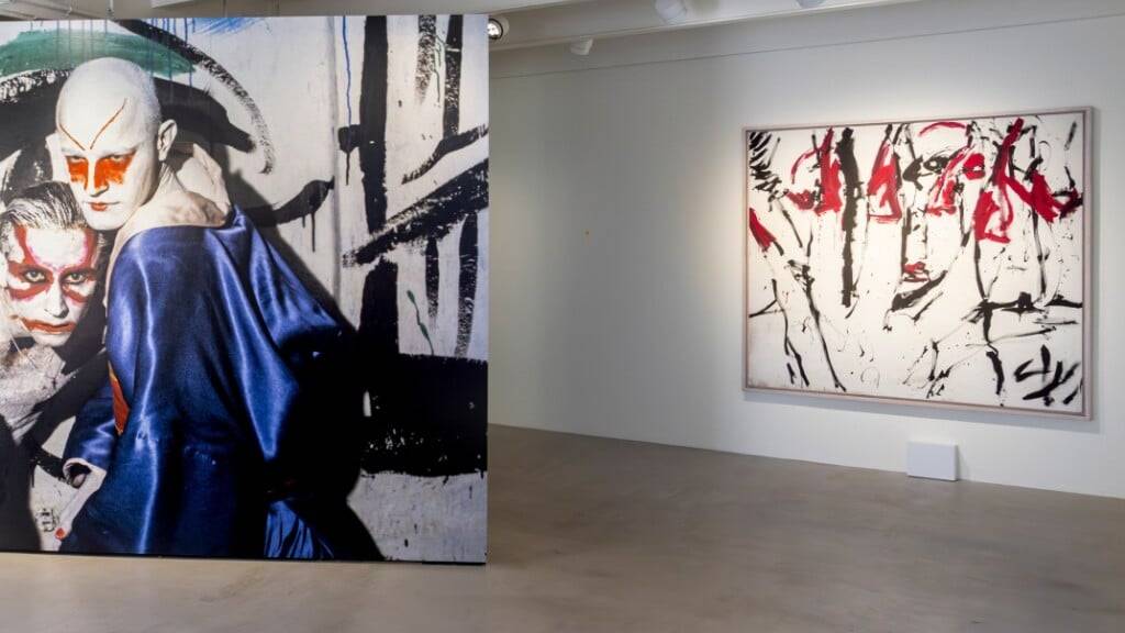 Selbstauslöser-Aufnahme der Performance «The Bitch And Her Dog» von 1981 und ein «Japanese Self-Portrait» von 1986 des Luzerner Künstlers Luciano Castelli.