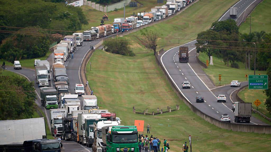 Lastwagenfahrer, die gegen die Wahl von Luiz Inacio Lula da Silva zum Präsidenten sind, protestieren auf der Anhanguera-Autobahn in Leme. Foto: Igor Do Vale/ZUMA Press Wire/dpa