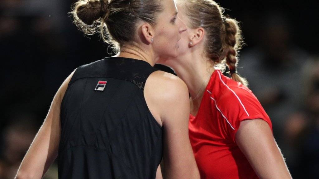 Karolina Pliskova (links) lässt sich von ihrer Landsfrau Petra Kvitova zum Halbfinaleinzug gratulieren