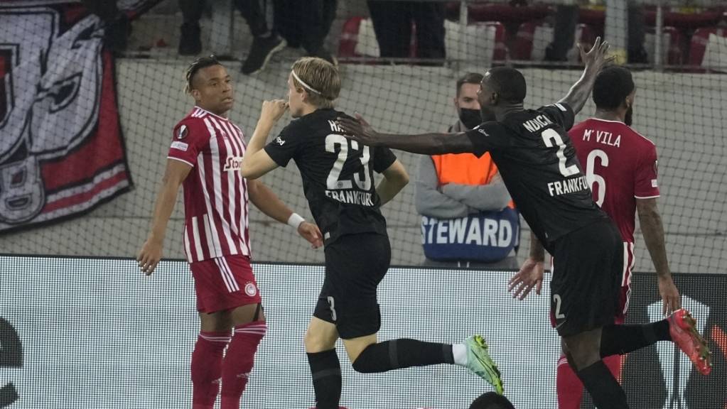 Eintracht Frankfurts Jens Hauge setzt nach seinem Siegtreffer in der 92. Minute zum Jubel an - sein Treffer bringt dem Bundesliga-Klub das Ticket für die K.o.-Phase ein