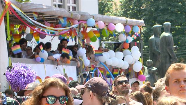 Tausende Menschen an der kunterbunten Pride