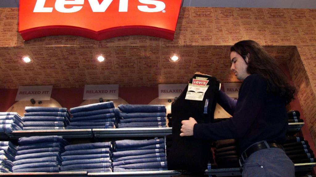 Der US-Jeans-Hersteller Levi Strauss ist wegen der Corona-Pandemie tief in die roten Zahlen gerutscht. (Archivbild)