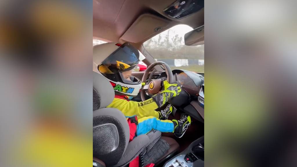 Dreijähriger driftet mit Papas 1000-PS-Ferrari über die Rennstrecke