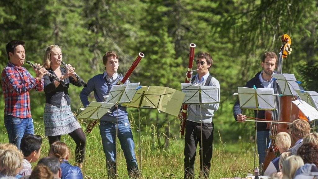 Verspielte Kammermusik in den Bündner Alpen: Das Davos Festival präsentiert über 60 Konzerte in Natur und Stadt, draussen und drinnen.