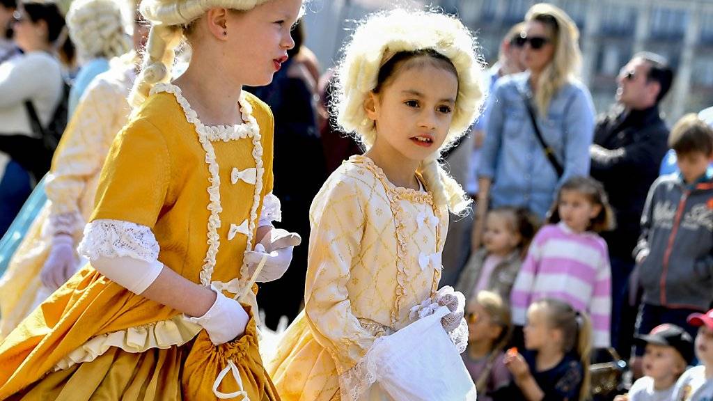 Kleine Edeldamen und 3000 weitere Kinder in historischen Kostümen lockten am Sonntag zahlreiche Zuschauer an den Kinderumzug des Zürcher Sechseläutens.