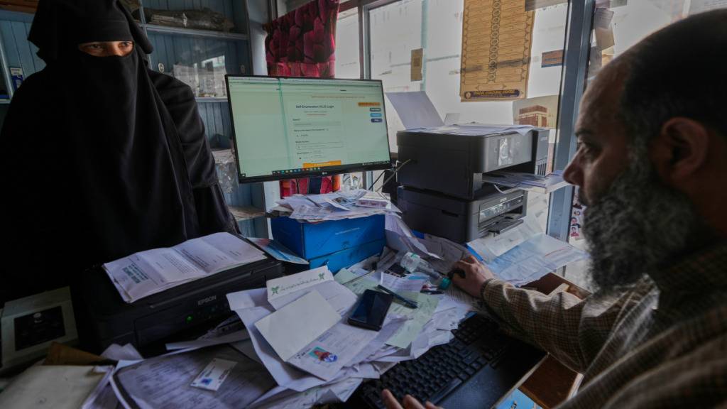 Eine muslimische Frau überprüft in einem Registrierungszentrum ihre Online-Registrierung für die Volkszählung. In Indien startet eine umfassende Volkszählung. Foto: Mukhtar Khan/AP/dpa