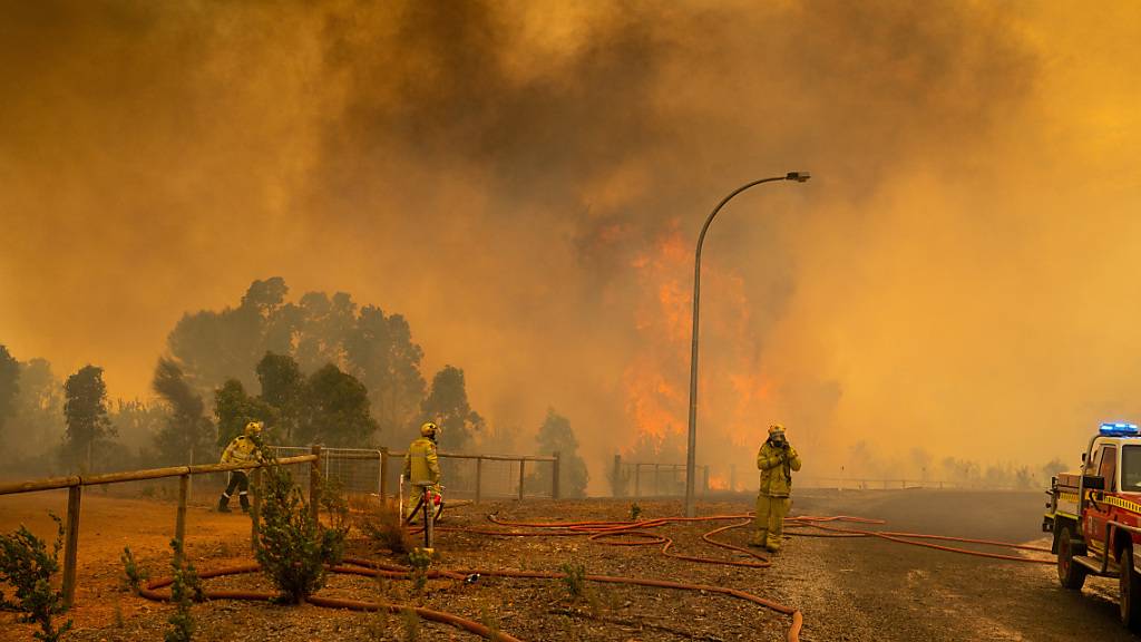 A supplied image obtained on Wednesday, February 3, 2021, of Fire fighters in Western Australia battling a blaze at Wooroloo, near Perth, Tuesday, February 02, 2021. More than 70 homes have been destroyed by a bushfire that's been burning out of control in Perth's northeastern suburbs since Monday. (AAP Image/Supplied by DFES, Evan Collis) NO ARCHIVING, EDITORIAL USE ONLY