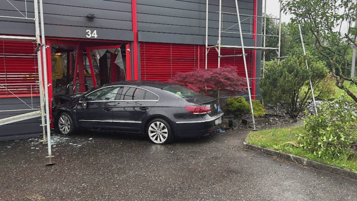 Pedal verwechselt: Lernfahrt einer 19-Jährigen mit ihrem Vater endet in Unterentfelden in einer Haus...