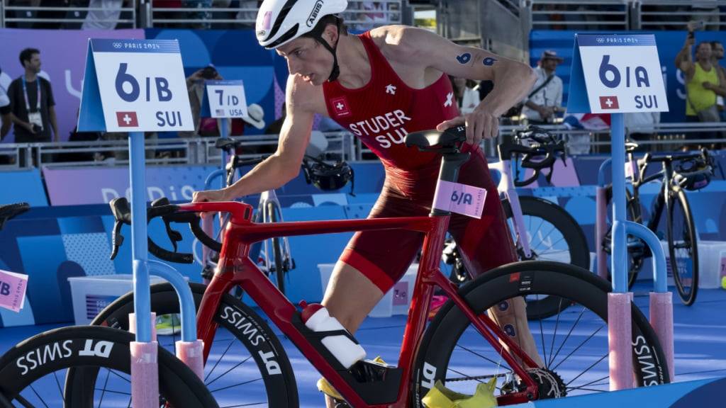 Max Studer steigt nach dem Schwimmen aufs Rad (Archivaufnahme)