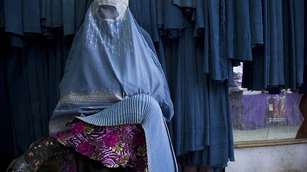 Die Staatspolitische Kommission des Ständerates will Burkas in der Schweiz nicht verbieten. Im Bild eine Frau in Afghanistan. (Archiv)