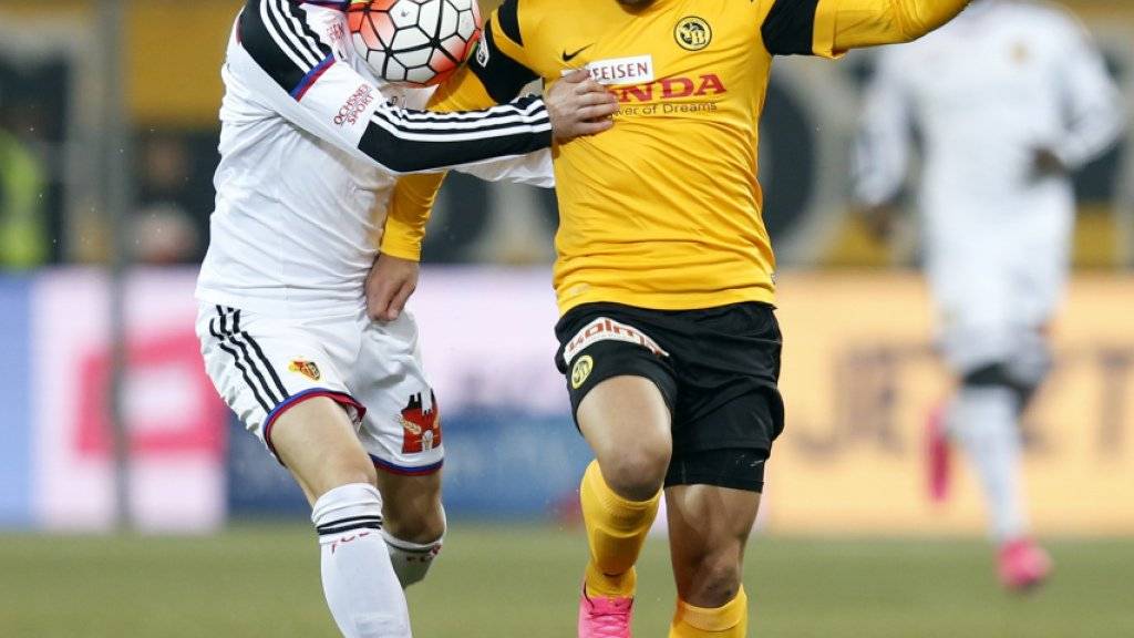 Basels Taulant Xhaka kämpft Ende September beim Spiel in Bern mit dem YB-Spieler Miralem Sulejmani um den Ball.