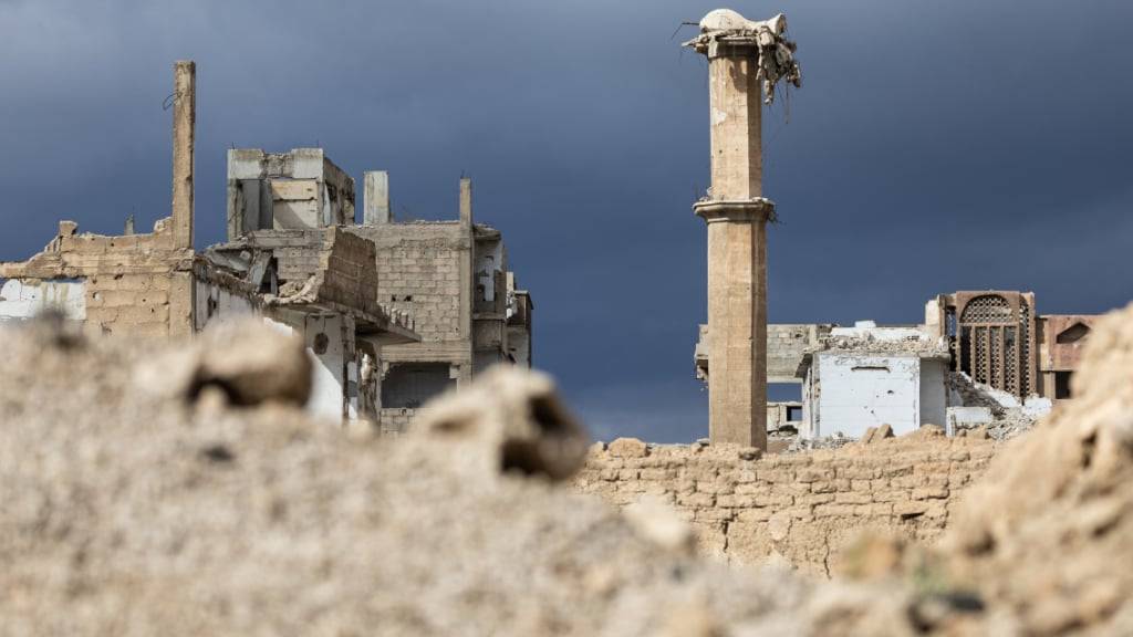 ARCHIV - Blick auf eine zerstörte Moschee im Stadtviertel Dschubar in Damaskus. Die Hoffnung beim Wiederaufbau Syriens richtet sich vor allem auf die Golfländer. Foto: Hannes P Albert/dpa