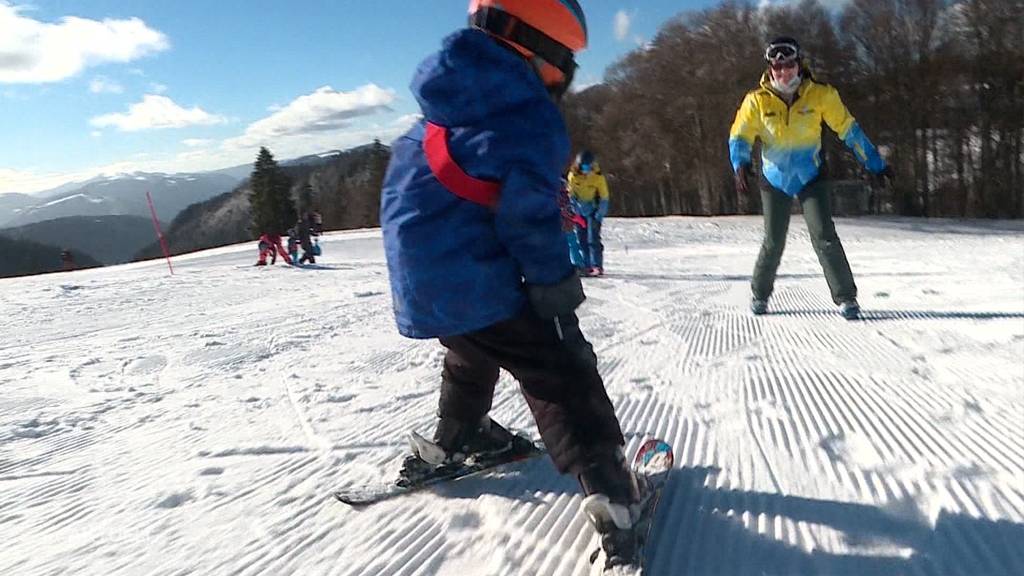 Kinder und Erwachsene lernen auf dem Grenchenberg Skifahren