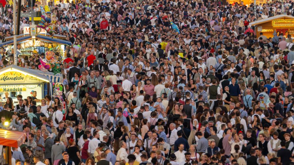 Ein Besucher des Oktoberfests in München hat den Heimweg nicht ohne Hilfe der Feuerwehr geschafft. Sie musste ihn aus einer Baustelle befreien.