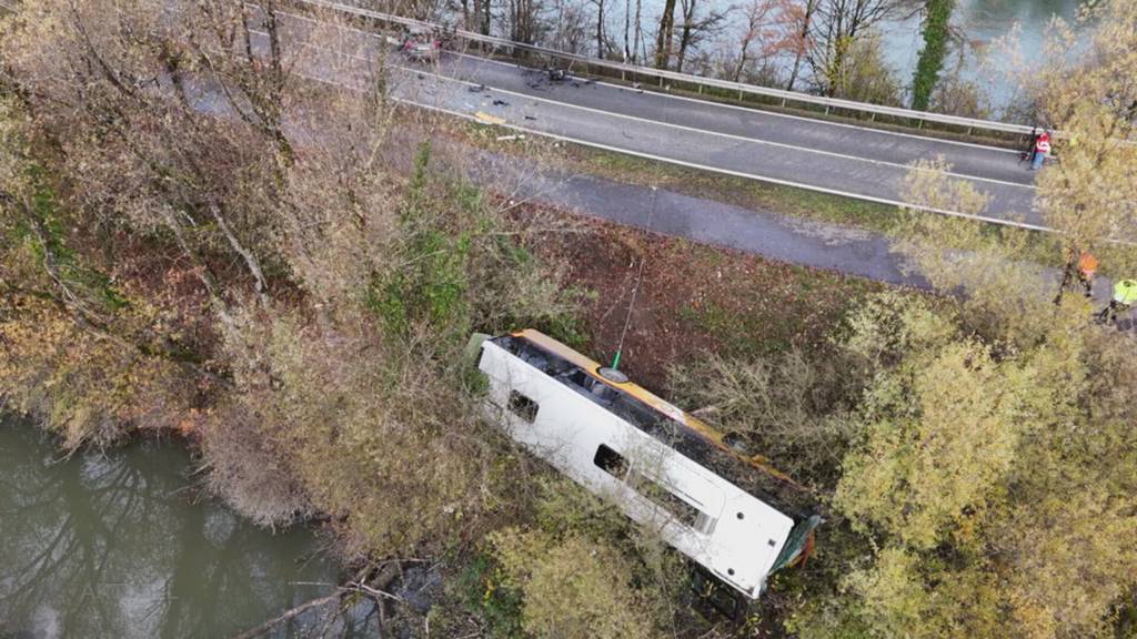 Postauto gekippt: Bei einer Frontalkollision in Koblenz werden 10 Personen teils schwer verletzt