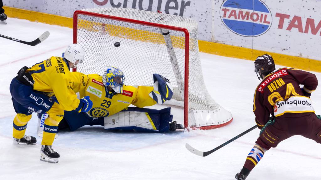 HCD-Goalie Sandro Aeschlimann lässt sich von Servettes Tim Bozon bezwingen