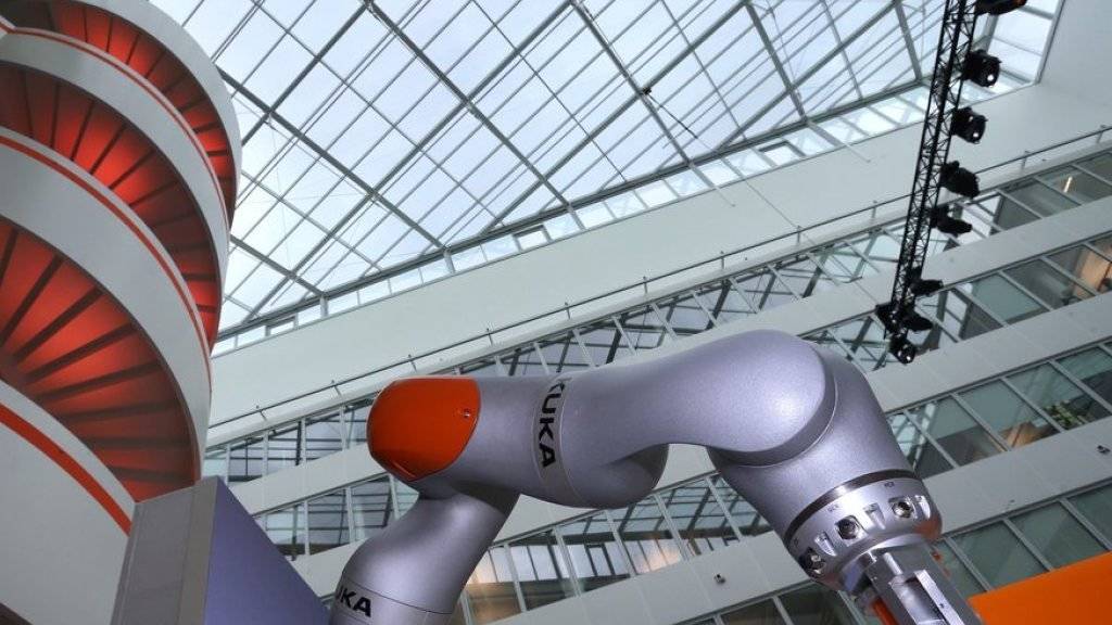 Keine Bedenken: Bei den deutschen Robotern von Kuka geben künftig Chinesen den Takt an. (Archiv)