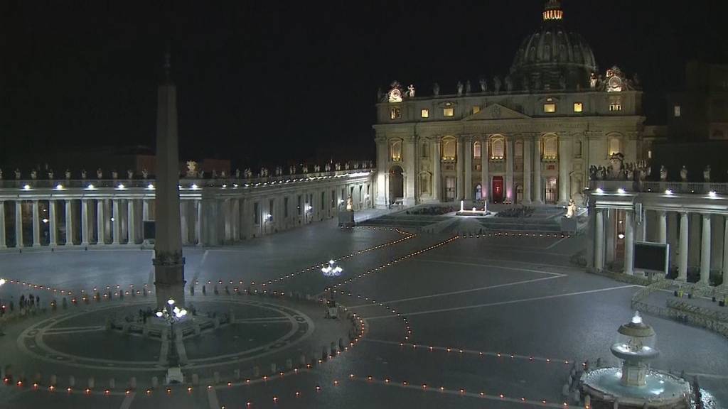 Papst betet an Karfreitag vor leerem Petersplatz