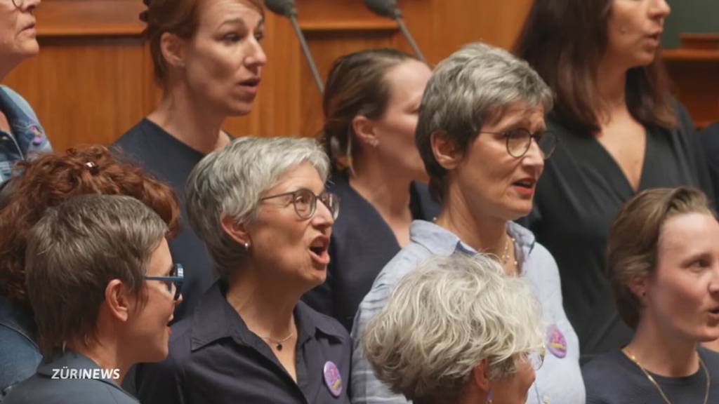 Über 350 Frauen feiern Weltfrauentag im Bundeshaus