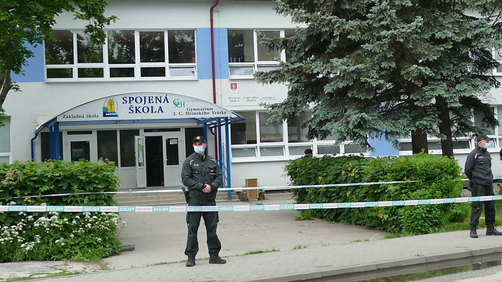 Polizeibeamte bewachen eine abgesperrte Grundschule, in der ein bewaffneter Mann mit einem Messer mehrere Menschen angegriffen hat. Foto: Erika Durcova/TASR/AP/dpa