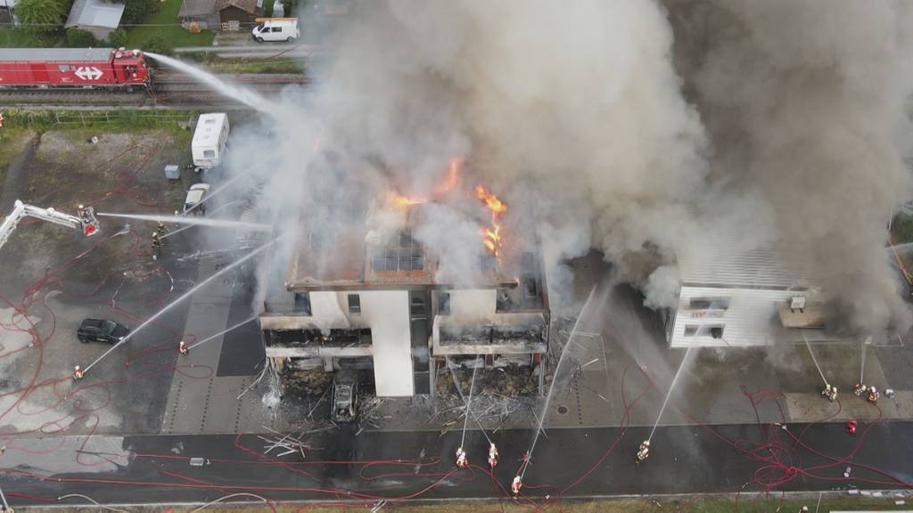 Zwei Gewerbehallen vollständig ausgebrannt – Brandursache unklar