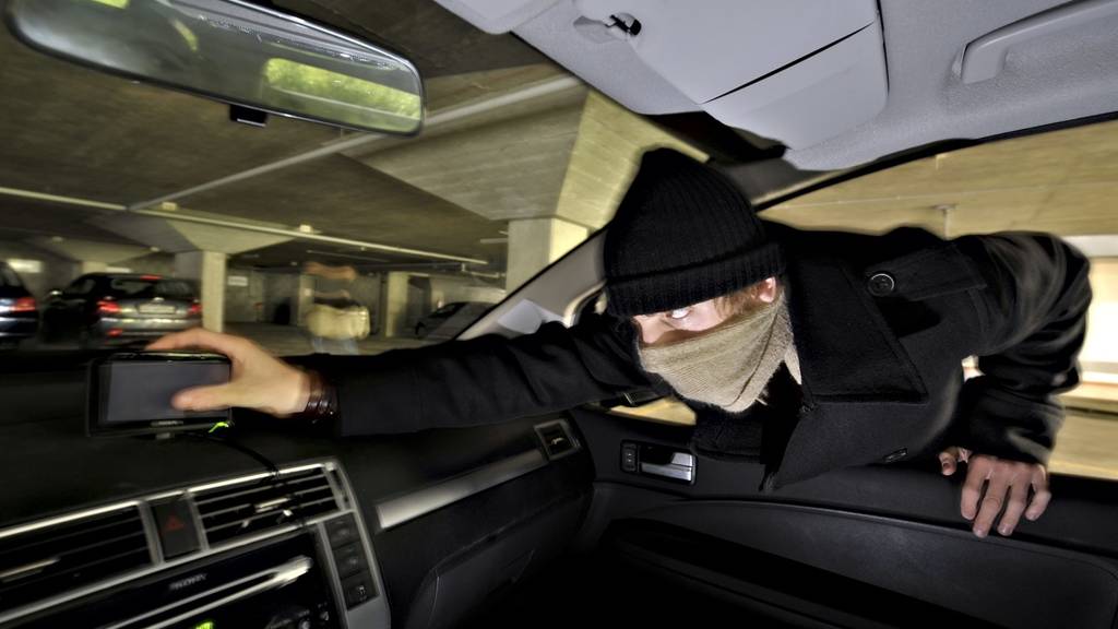 Besitzerin überrascht Auto-Einbrecher in flagranti – und knöpft ihm die Beute wieder ab