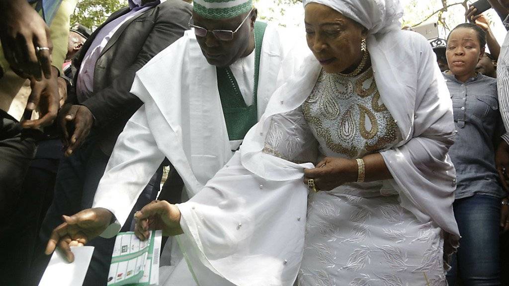 Der ehemalige Vize-Präsident und wichtigste Oppositionskandidat bei der Präsidentenwahl in Nigeria, Atiku Abubakar, bei der Stimmabgabe.