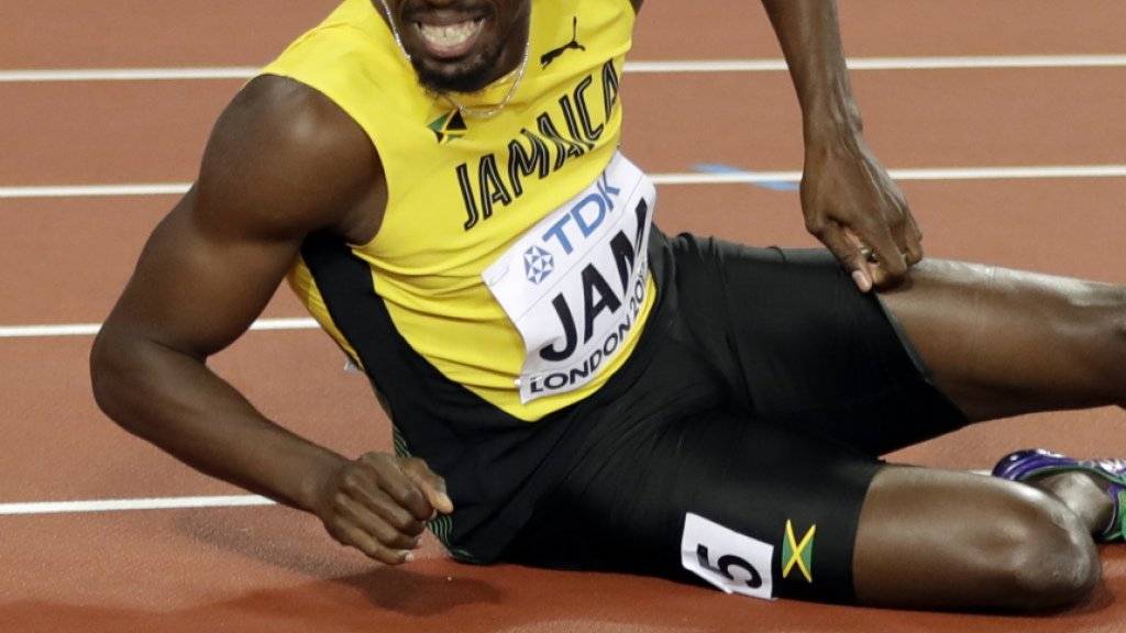 Usain Bolt mit schmerzverzerrtem Gesicht, nachdem er sich im letzten Rennen seiner Karriere verletzte und die 4x100-m-Staffel nicht mehr zu Ende laufen konnte