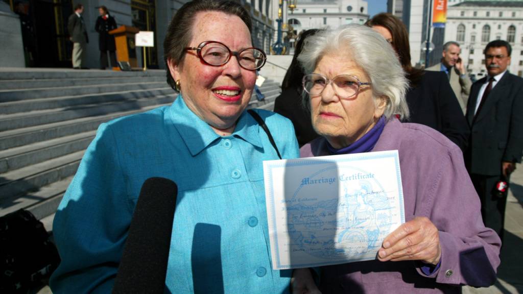 Phyllis Lyon (links) und ihre langjährige Partnerin, Del Martin (rechts), waren 2004 als erste Lesben in den Vereinigten Staaten getraut worden. Nun ist Phyllis Lyon im Alter von 95 Jahren gestorben. (Archivbild)
