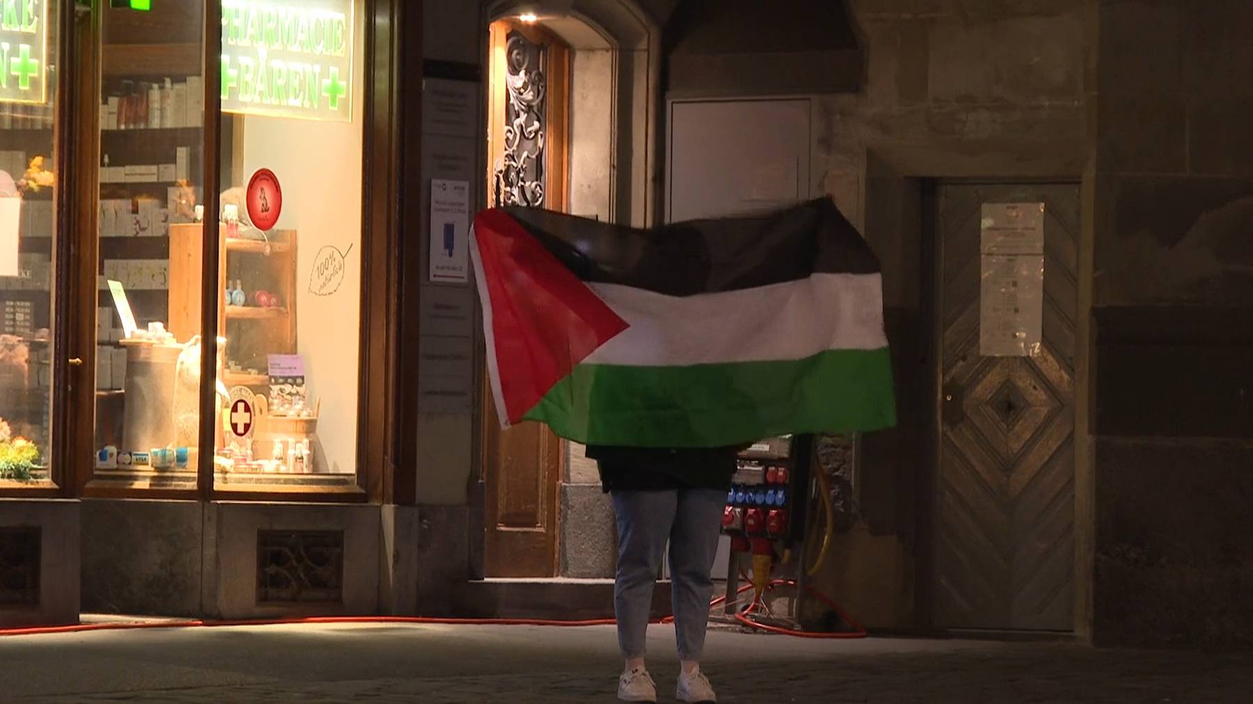 Eine Frau stellte sich am Donnerstagabend mit einer Palästinenerflagge zum Zytgloggeturm.