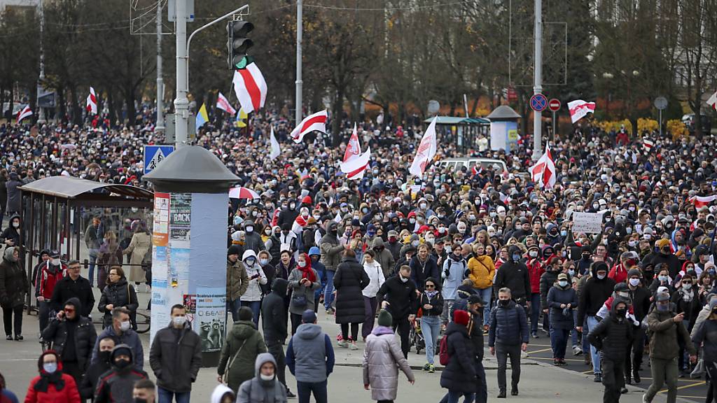 Demonstranten nehmen mit historischen belarussischen Fahnen an einer Kundgebung der belarussischen Opposition am 1. November teil. Foto: Uncredited/AP/dpa