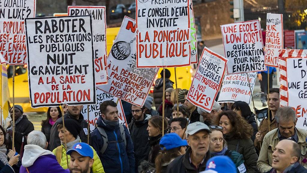 Rund 900 Menschen protestierten in Genf gegen die Sparmassnahmen.