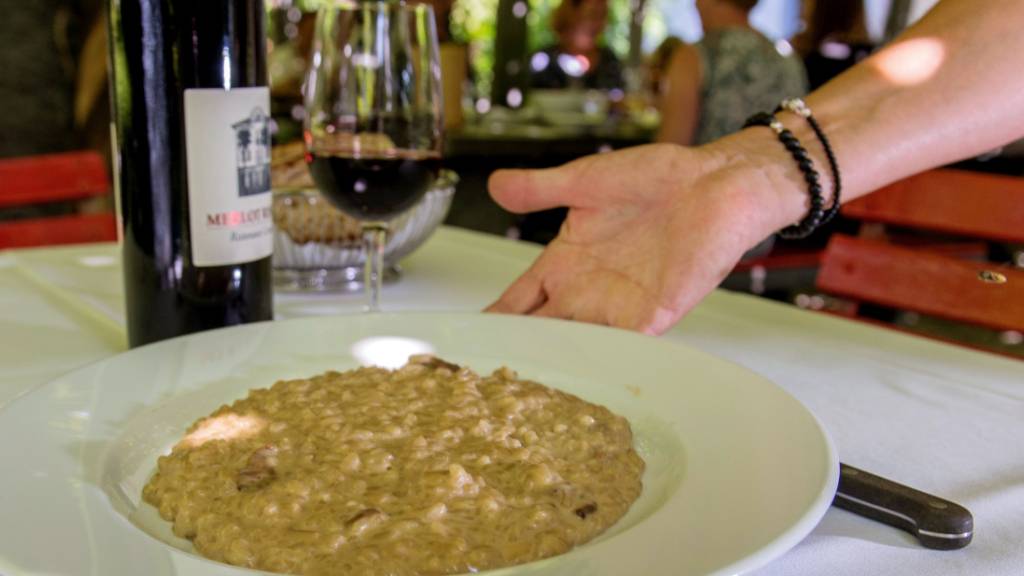 Weniger gefragt: Seit Inkrafttreten des neuen Grenzgängerabkommens bewerben sich weniger Arbeitnehmer aus Italien in Tessiner Gastrobetrieben.