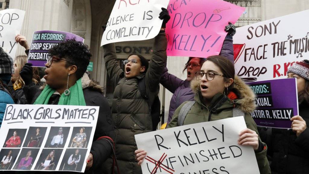 Aktivistinnen und Aktivisten fordern, dass Sony Music die Zusammenarbeit mit dem mit massiven Missbrauchsvorwürfen konfrontierten Musiker R. Kelly beendet.