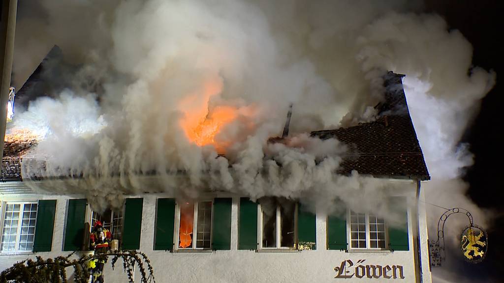 Früheres Restaurant «Löwen» in Flammen – zwei Personen gefunden