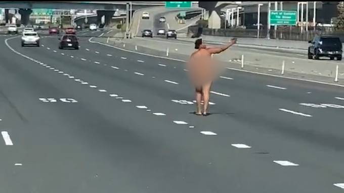 Nackte Frau schiesst auf US-Highway um sich