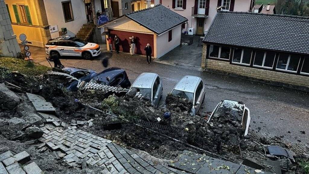 Wegen eines Unwetters am Dienstag ging in Rue FR ein Erdrutsch nieder. Mehrere parkierte Autos wurden beschädigt.