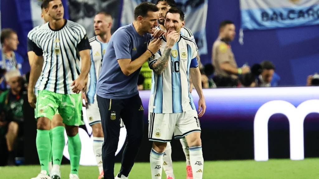 Der argentinische Nationaltrainer Lionel Scaloni (in Blau) bespricht sich mit seinem Starspieler Lionel Messi