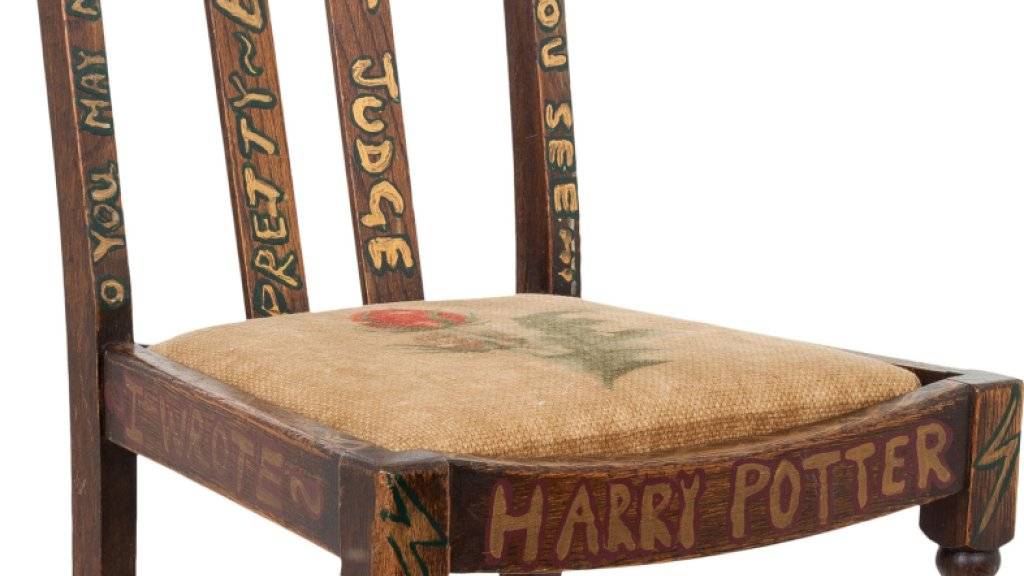 Auf diesem alten, von einer britischen Sozialbehörde gestifteten und von Joanne K. Rowling bemalten Stuhl entstanden die ersten beiden Potter-Romane (Handout).