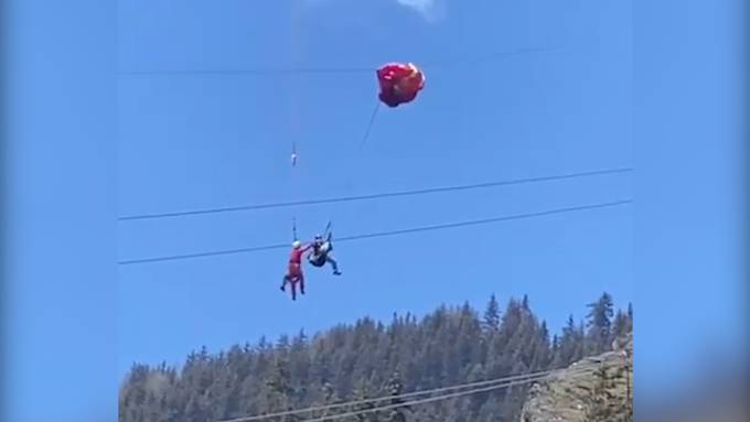  Air Zermatt rettet Gleitschirmpilot aus Hochspannungsleitung