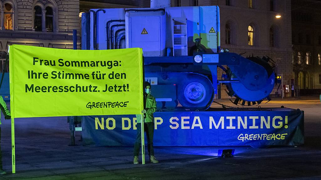 Greenpeace-Aktivisten anlässlich einer Aktion gegen den Tiefseebergbau im Februar 2022 vor dem Bundeshaus in Bern. (Archivbild)