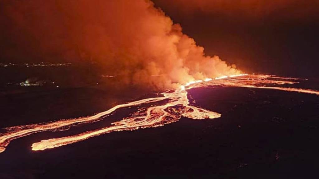 HANDOUT - Dieses vom isländischen Zivilschutz via AP zur Verfügung gestellte Bild zeigt den Ausbruch von Lava aus einem Vulkan zwischen Hagafell und Stóri-Skógfell. Foto: Uncredited/Almannavarnir, Iceland Civil Defense/AP/dpa - ACHTUNG: Nur zur redaktionellen Verwendung und nur mit vollständiger Nennung des vorstehenden Credits
