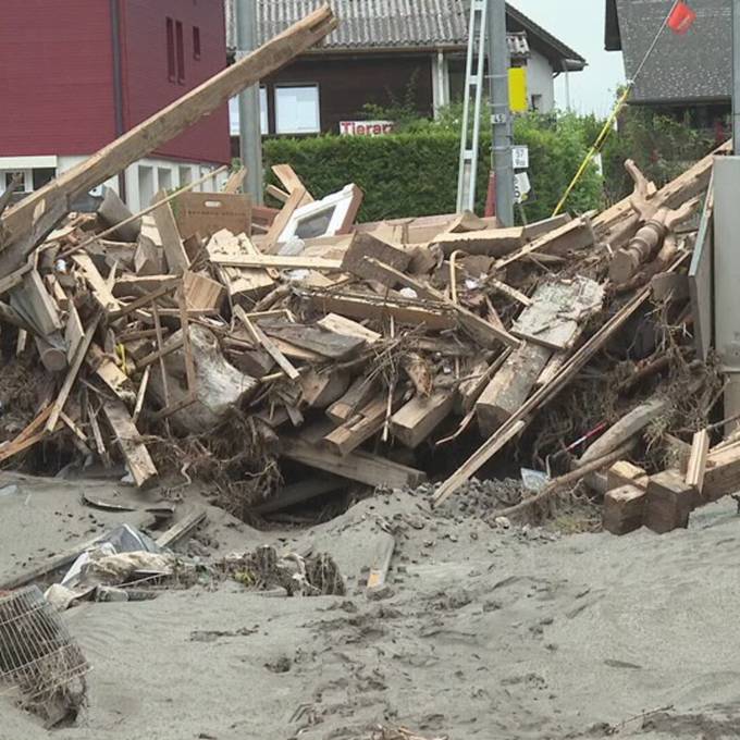 Wieder Strom, aber noch längere Zeit kein Zug: So laufen die Aufräumarbeiten in Brienz